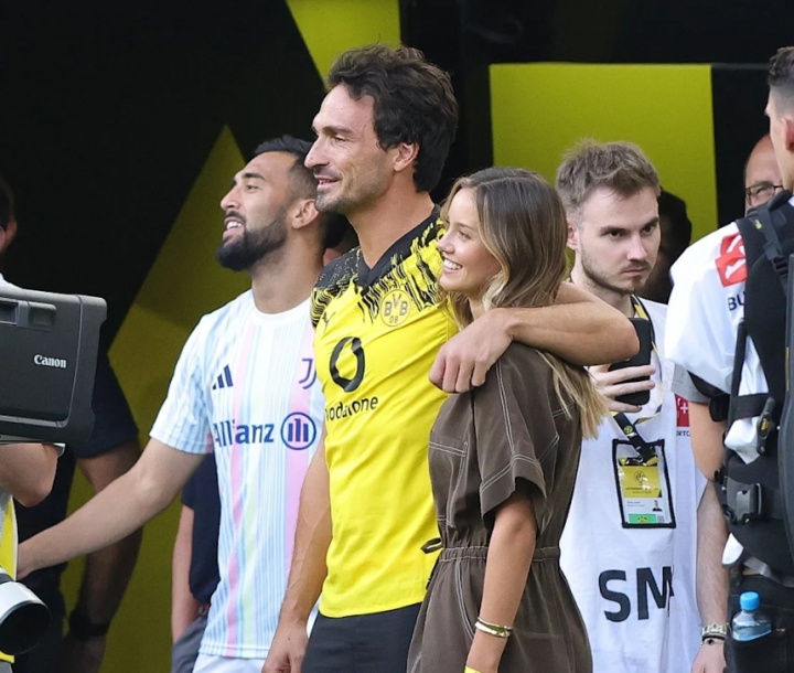 开云官网首页-胡梅尔斯告别赛携新欢亮相 未邀前妻与幼子引热议