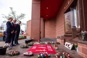 开云首页体验-利物浦官方缅怀希尔斯堡惨案遇难者，献上花环、基地降半旗并默哀